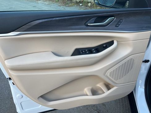 New 2025 Jeep Grand Cherokee Limited image 18