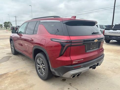 Used 2024 Chevrolet Traverse LT FWD image 4