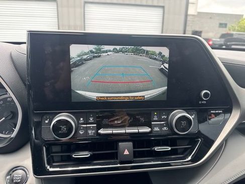 Used 2023 Toyota Highlander XLE FWD image 14