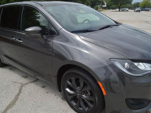Used 2018 Chrysler Pacifica Touring Plus w/ S Appearance Package FWD image 3