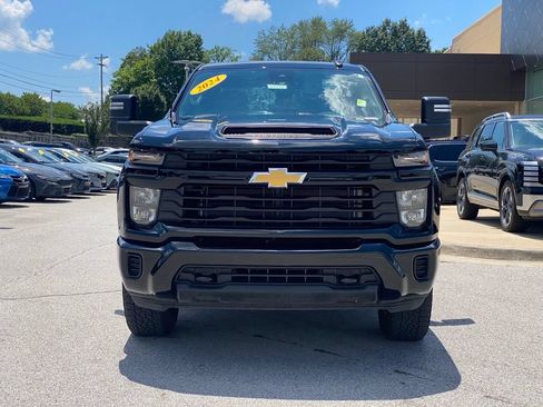 Used 2024 Chevrolet Silverado 2500 Custom w/ Custom Convenience Package AWD/4WD image 2