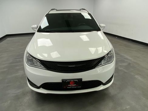 Used 2018 Chrysler Pacifica Limited w/ S Appearance Package image 9