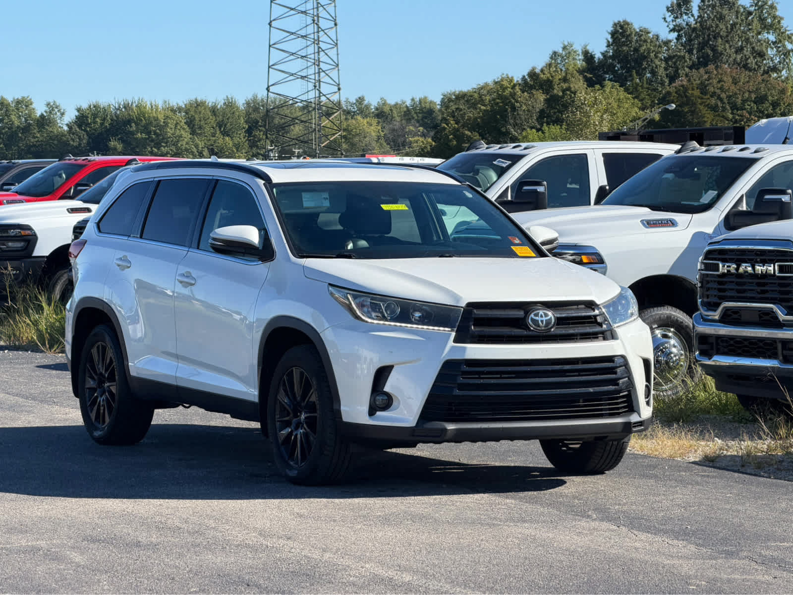 Used 2019 Toyota Highlander SE FWD image 1