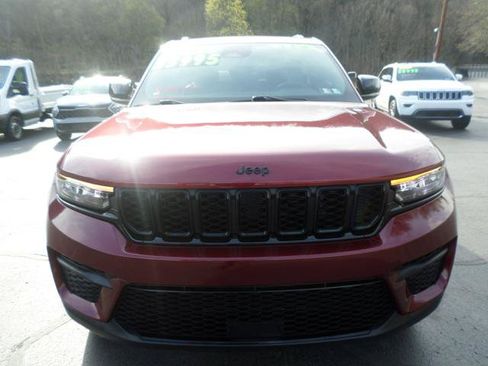 Used 2023 Jeep Grand Cherokee Altitude AWD/4WD image 4