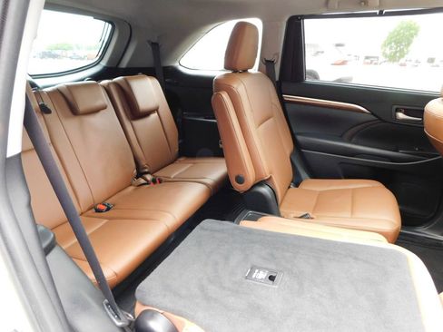 Used 2019 Toyota Highlander Limited Platinum FWD image 5