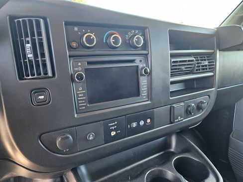 Used 2017 Chevrolet Express 3500 Extended image 9