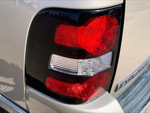 Used 2006 Ford Explorer XLT image 25