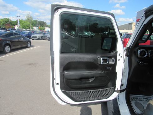 Used 2020 Jeep Gladiator Overland AWD/4WD image 16
