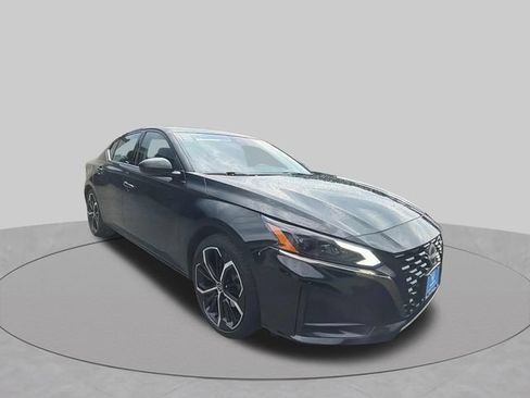 Used 2024 Nissan Altima 2.5 SR FWD image 9