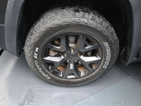 Used 2015 Jeep Cherokee Trailhawk w/ Comfort/Convenience Group AWD/4WD image 17