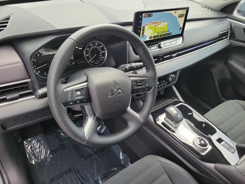 Used 2025 Mitsubishi Outlander SE FWD image 9