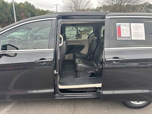 Used 2022 Chrysler Pacifica Touring-L image 20