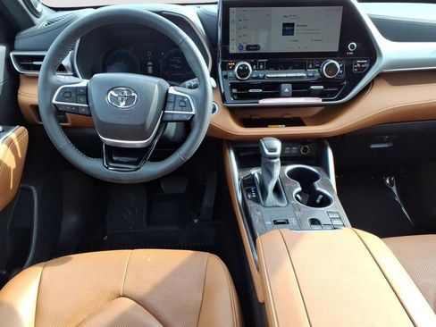 Used 2024 Toyota Highlander Platinum image 14