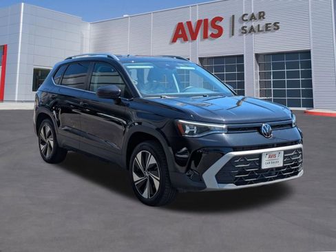 Used 2025 Volkswagen Taos SE AWD/4WD image 3
