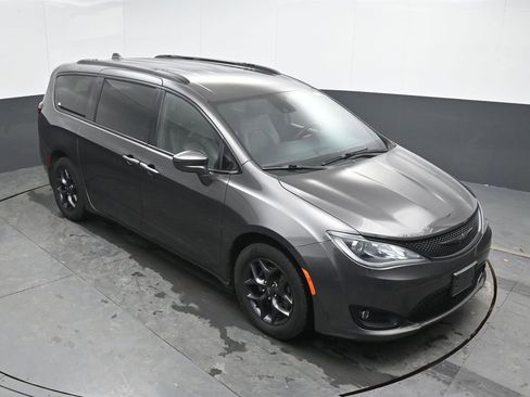 Used 2020 Chrysler Pacifica Touring-L Plus image 26