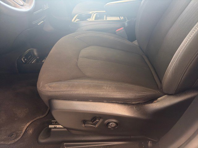 Used 2023 Chrysler Pacifica Touring FWD image 15