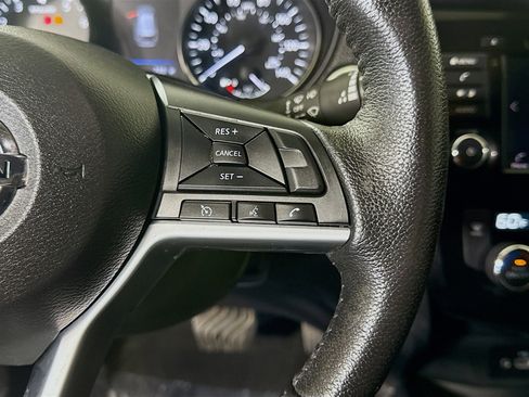 Used 2019 Nissan Rogue SV image 15