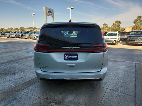 Used 2024 Chrysler Pacifica Limited FWD image 6