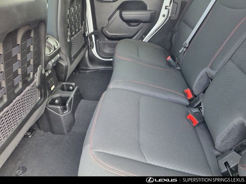 Used 2022 Jeep Wrangler Unlimited Rubicon AWD/4WD image 25
