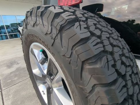 Used 2016 Jeep Wrangler Sahara w/ Connectivity Group AWD/4WD image 11