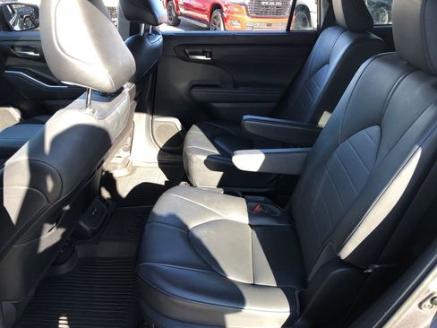 Used 2021 Toyota Highlander XLE AWD/4WD image 28