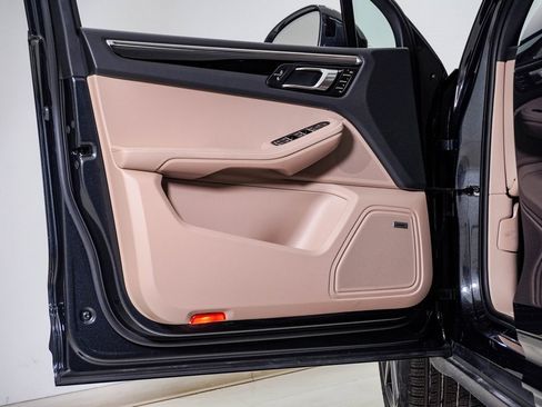 Certified 2025 Porsche Macan image 25