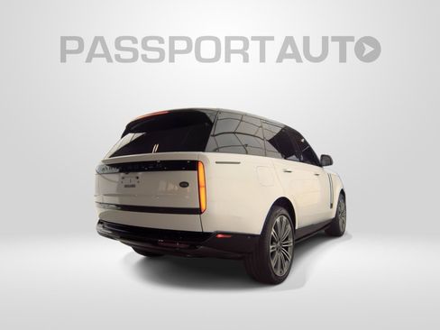 Used 2023 Land Rover Range Rover SE AWD/4WD image 2
