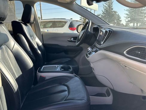 Used 2023 Chrysler Pacifica Touring-L w/ Uconnect Theater Family Group AWD/4WD image 24