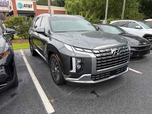 Used 2023 Hyundai Palisade Calligraphy FWD image 2