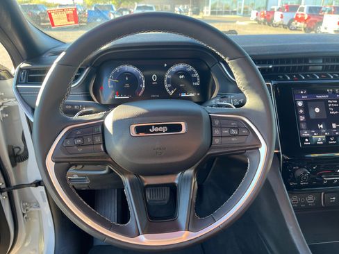 Used 2024 Jeep Grand Cherokee Altitude image 9