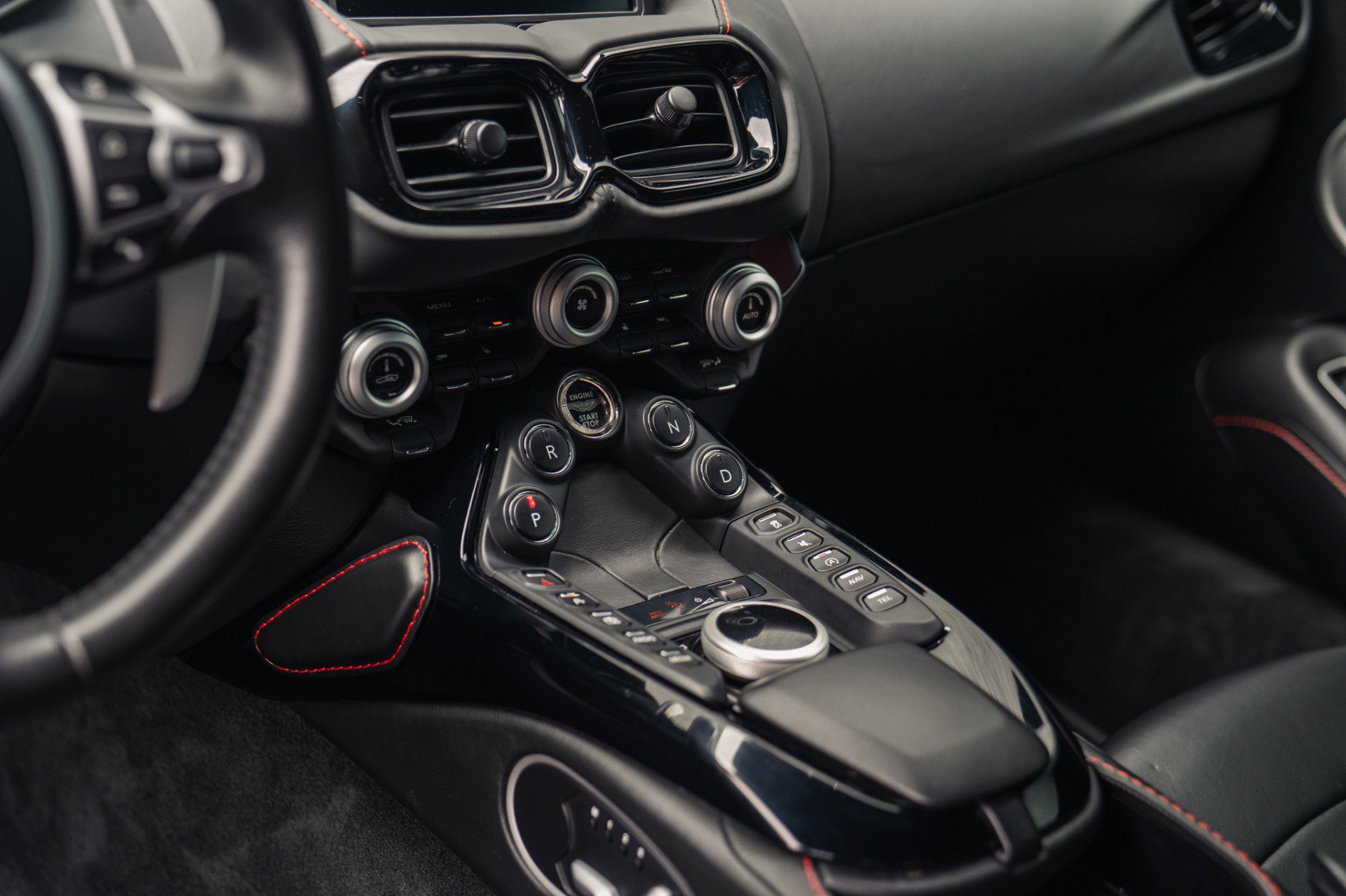 Used 2019 Aston Martin V8 Vantage Coupe RWD image 30