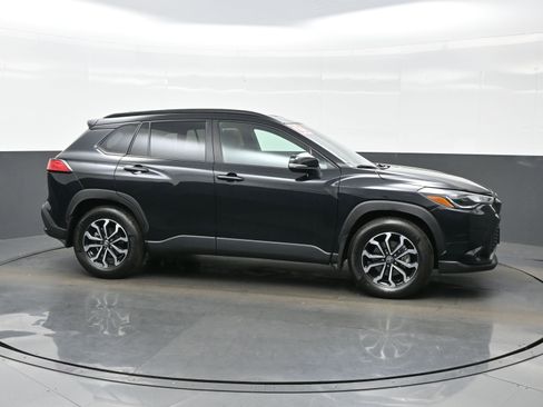 Used 2025 Toyota Corolla Cross AWD Hybrid w/ Moonroof Package image 7