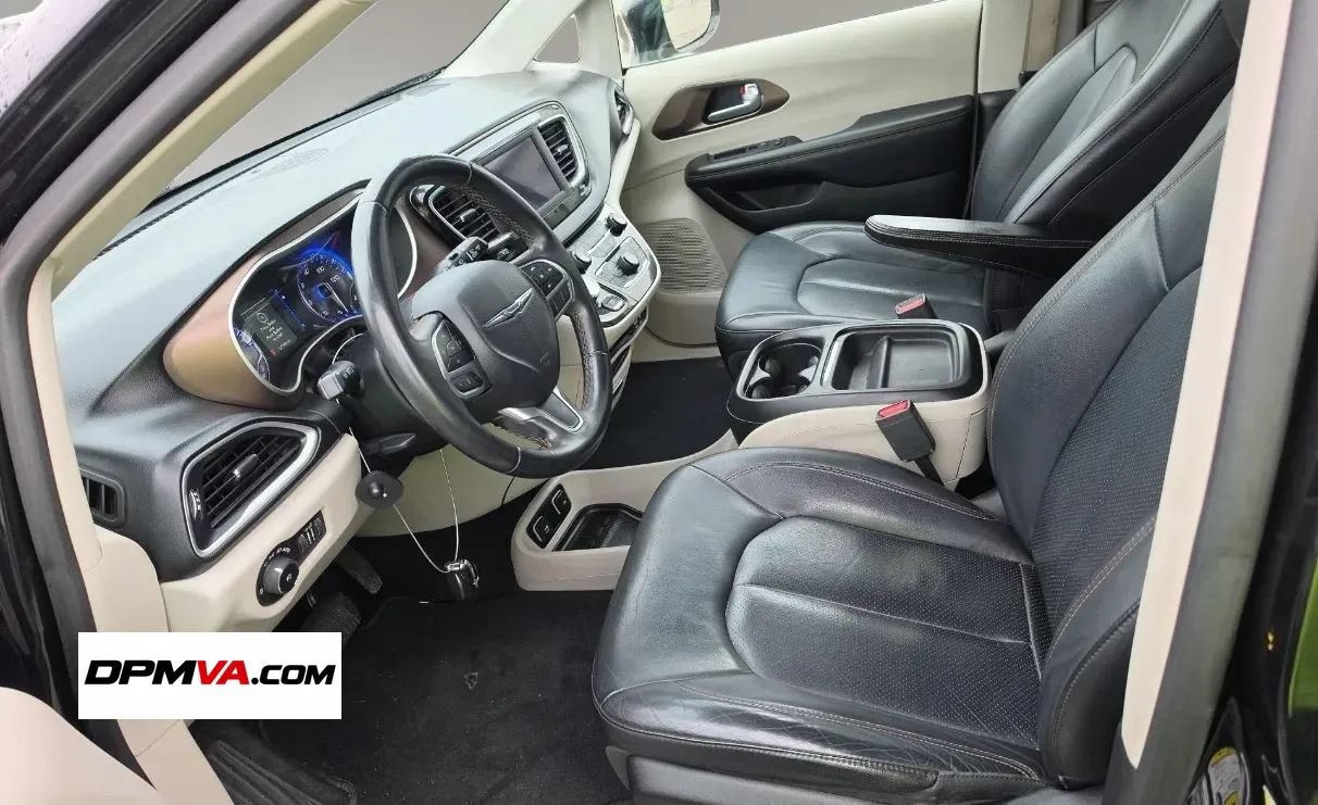 Used 2018 Chrysler Pacifica Touring-L FWD image 5