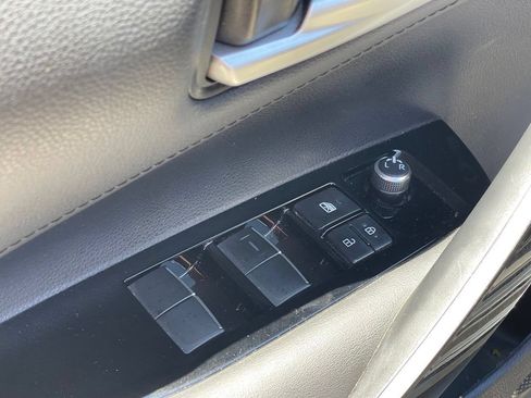 Used 2020 Toyota Corolla XSE FWD image 7