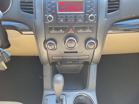 Used 2012 Kia Sorento LX image 14