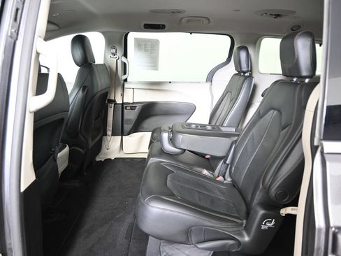 Used 2019 Chrysler Pacifica Touring-L FWD image 19