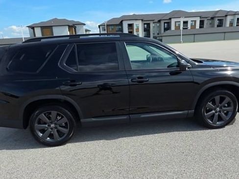 Used 2025 Honda Pilot Sport image 2