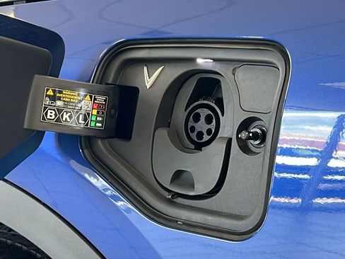 New 2025 VinFast VF 8 Eco image 31