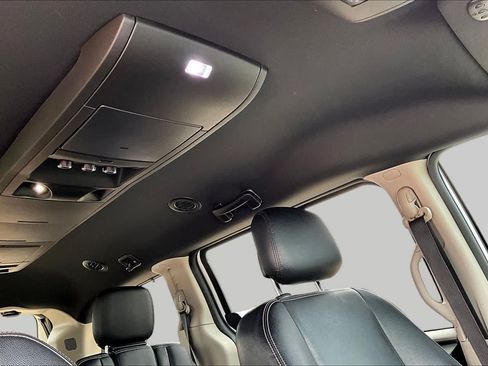 Used 2016 Dodge Grand Caravan SXT FWD image 20