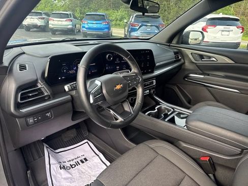 Used 2024 Chevrolet Traverse LT w/ LPO, Floor Liner Package FWD image 11