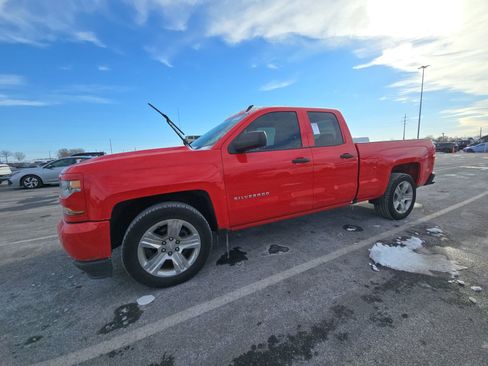 Used 2018 Chevrolet Silverado 1500 Custom w/ Custom Value Package image 2