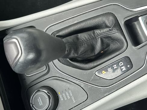 Used 2020 Jeep Cherokee Latitude Plus image 34