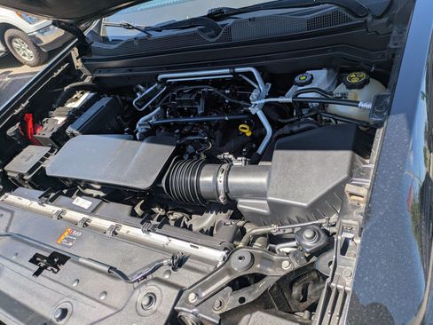 Used 2023 Chevrolet Colorado LT AWD/4WD image 35