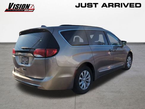 Used 2017 Chrysler Pacifica Touring-L image 5