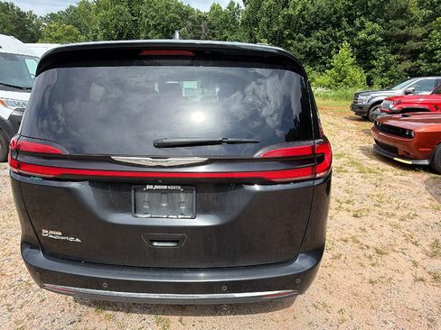 Used 2021 Chrysler Pacifica Touring-L FWD image 9