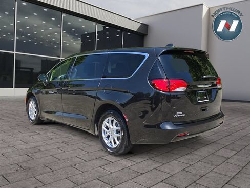 Used 2022 Chrysler Voyager LX FWD image 3