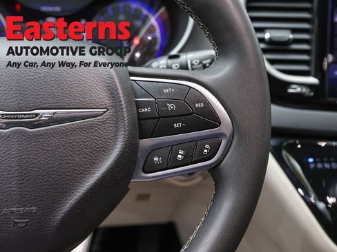 Used 2023 Chrysler Pacifica Touring-L FWD image 16