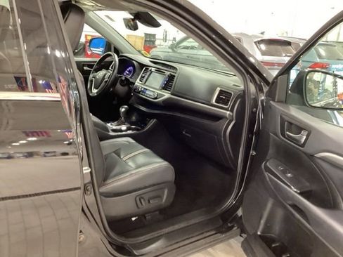 Used 2019 Toyota Highlander SE AWD/4WD image 11