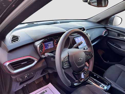 Used 2023 Chevrolet TrailBlazer RS w/ Sun and Liftgate Package image 9