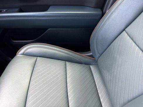 Used 2025 GMC Yukon AT4 AWD/4WD image 31